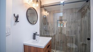 Douche, sèche-cheveux, serviettes fournies, savon