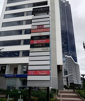 บิสซิเนสอพาร์ทเมนท์ | บริเวณภายนอก