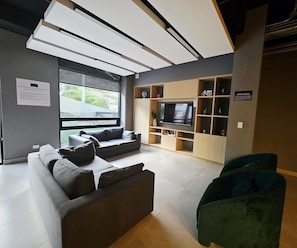 Business-Apartment | Wohnbereich | 50-Zoll-Flachbildfernseher mit Satellitenempfang