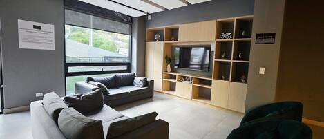 Appartement Affaires | Coin séjour | Télévision à écran plat de 50 pouces avec chaînes par satellite