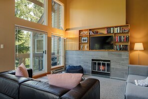 Smart TV, fireplace, books, stereo