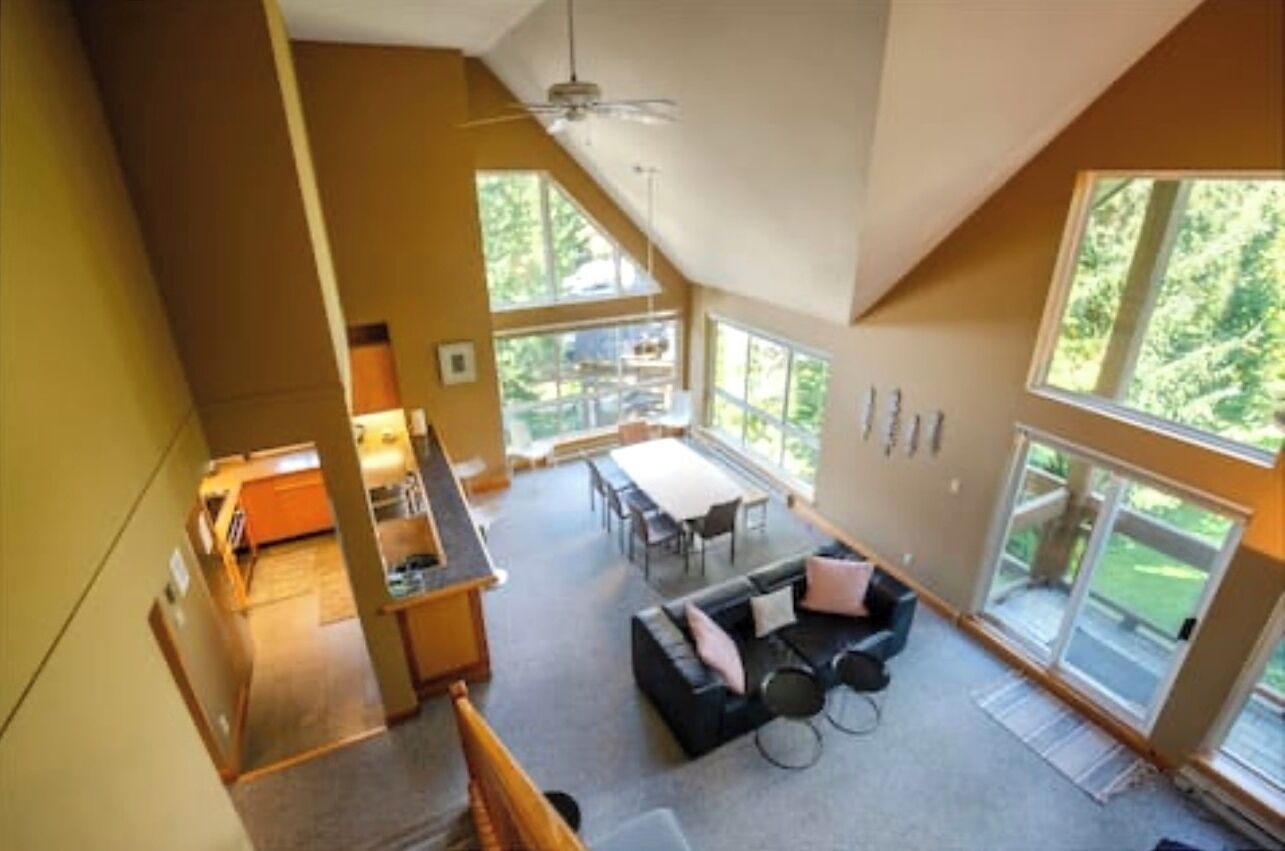 Smart-TV, peis, bøker og stereoanlegg