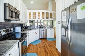 冷蔵庫、電子レンジ、オーブン、コンロ