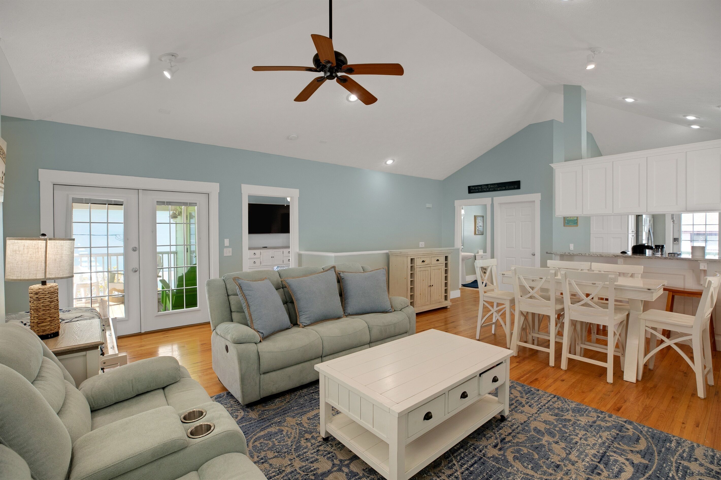 TV connectée, cheminée, jeux vidéo, baby-foot