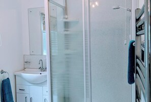 Shower, hair dryer, towels - Studio cottage tummel valley (Perthshire)