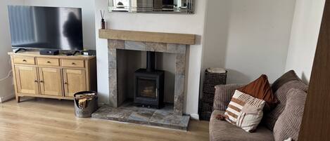 Fernseher, Kamin, Stereoanlage