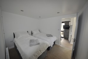 2 habitaciones, tabla de planchar con plancha, wifi y ropa de cama