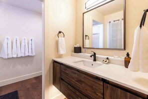 Shower, hair dryer, towels - The Pines Retreat | Walk to The Lift (Ketchum)