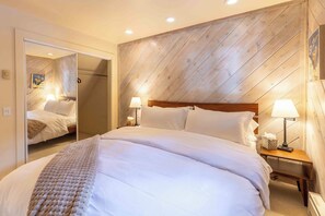 3 slaapkamers, een strijkplank/strijkijzer, gratis wifi, beddengoed