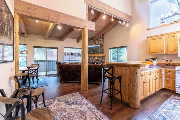 Smart TV, fireplace - The Pines Retreat | Walk to The Lift (Ketchum)