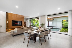 Vila, 4 quartos, piscina particular, vista para a piscina | Sala de jantar