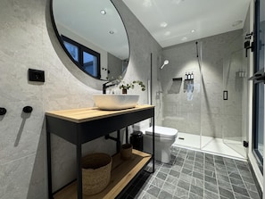 シャワー、ヘアドライヤー、タオル、石鹸