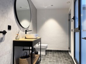 Douche, sèche-cheveux, serviettes fournies, savon