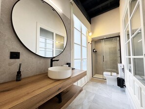 Shower, hair dryer, towels, soap - Refinadores Boutique Apartments - Bequer (Sevilla)