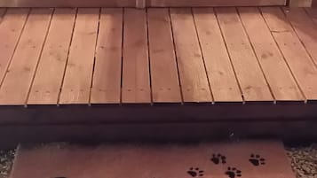 Tabla de planchar con plancha, wifi y ropa de cama