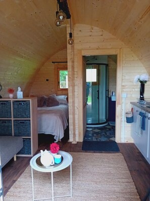 Tabla de planchar con plancha, wifi, ropa de cama