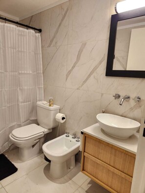 Haartrockner, Bidet, Handtücher, Seife