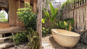 Deep-soaking bathtub