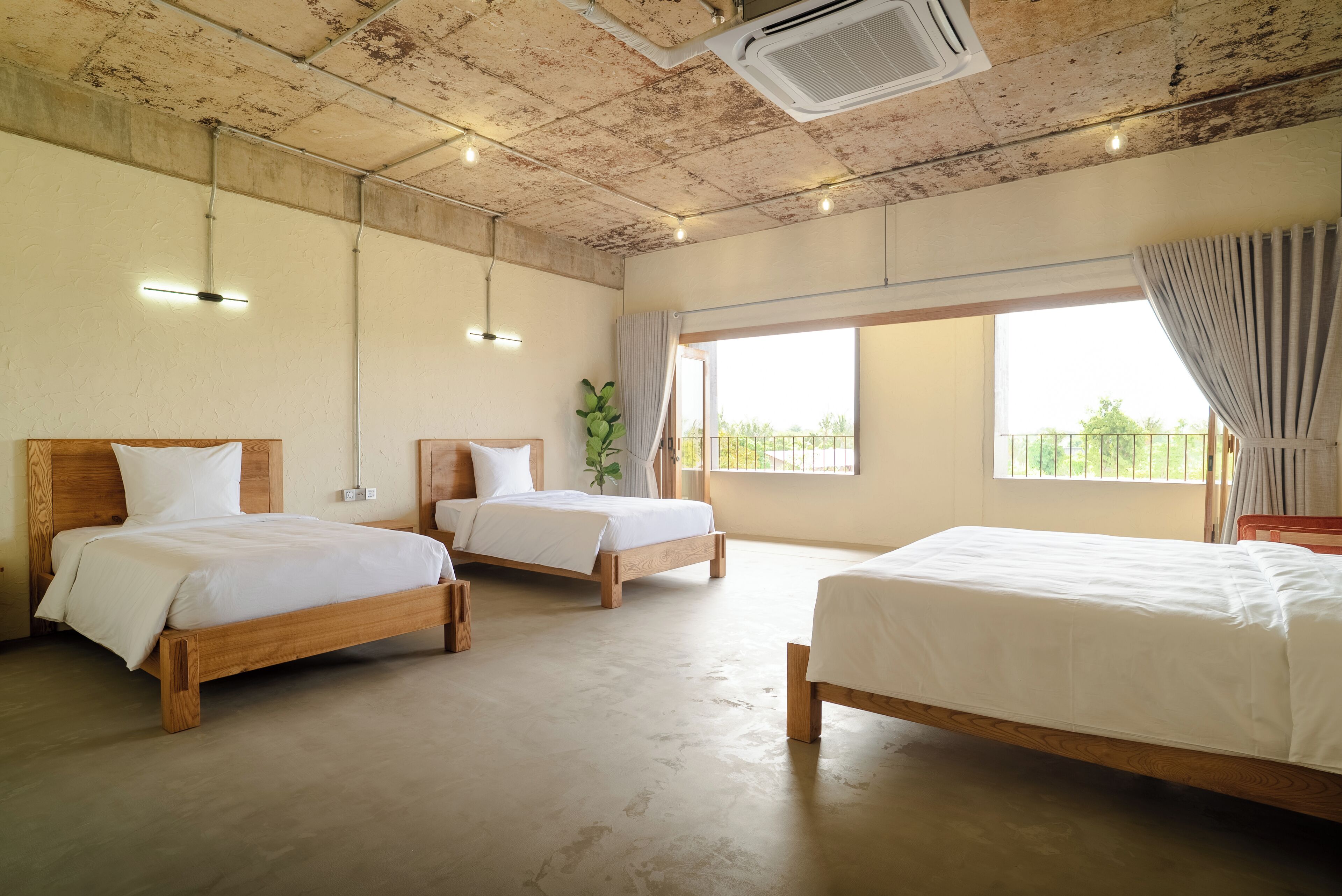 標準四人房 | 高級寢具、記憶床墊、免費迷你吧物品、客房內保險箱