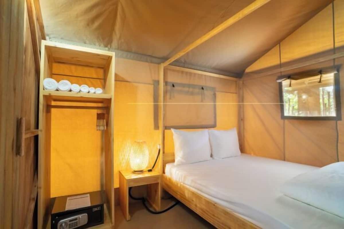 2 makuuhuonetta, ylelliset vuodevaatteet