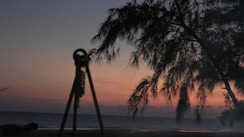 På stranden, hvidt sand, badehåndklæder, kajakroning