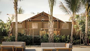 2 bedrooms, premium bedding, memory-foam beds, free minibar items