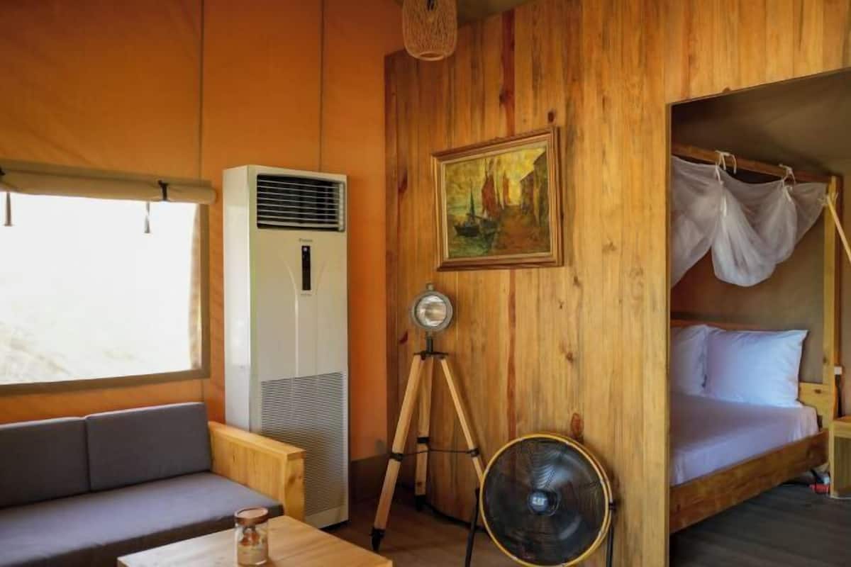 2 makuuhuonetta, ylelliset vuodevaatteet