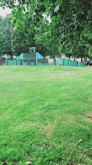 Sport court - 3-Bed Cabin, Sleeps 6 with Pool & 5 mins to Beach (Sheerness)