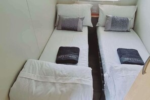 3 bedrooms, iron/ironing board, WiFi, bed sheets - 3-Bed Cabin, Sleeps 6 with Pool & 5 mins to Beach (Sheerness)