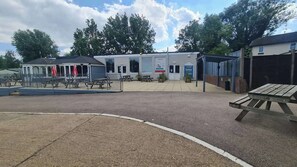 Outdoor dining - 3-Bed Cabin, Sleeps 6 with Pool & 5 mins to Beach (Sheerness)