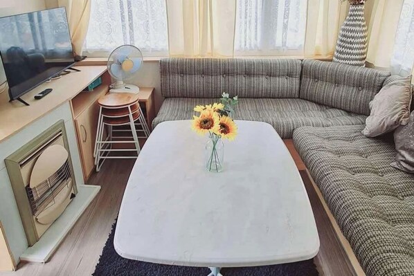 TV, fireplace - 3-Bed Cabin, Sleeps 6 with Pool & 5 mins to Beach (Sheerness)