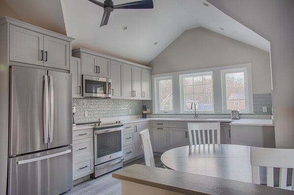 Frigorifero, microonde, forno, piano cottura