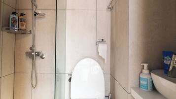 Family Apartment City View non Korean nationals only | Salle de bain | Douche, serviettes fournies, savon, shampoing