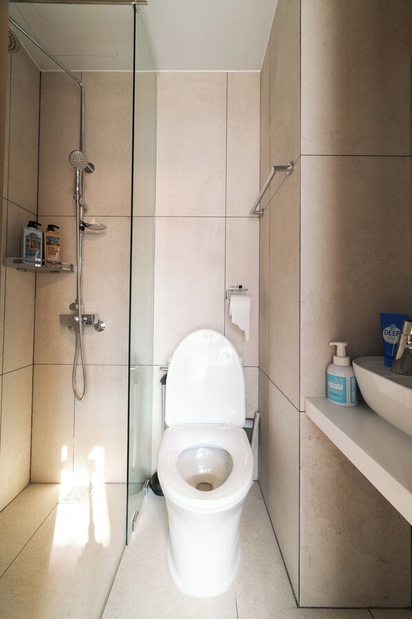 Family Apartment City View non Korean nationals only | Salle de bain | Douche, serviettes fournies, savon, shampooing