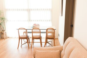 Family Apartment City View non Korean nationals only | Oleskelualue | Lämmitetyt lattiat