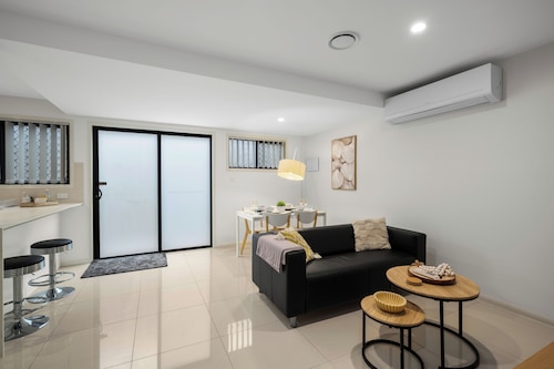 Smart Suites Self Check-in Apartments - 144 Dixon