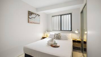 2 habitaciones, escritorio y espacio para trabajar con laptop