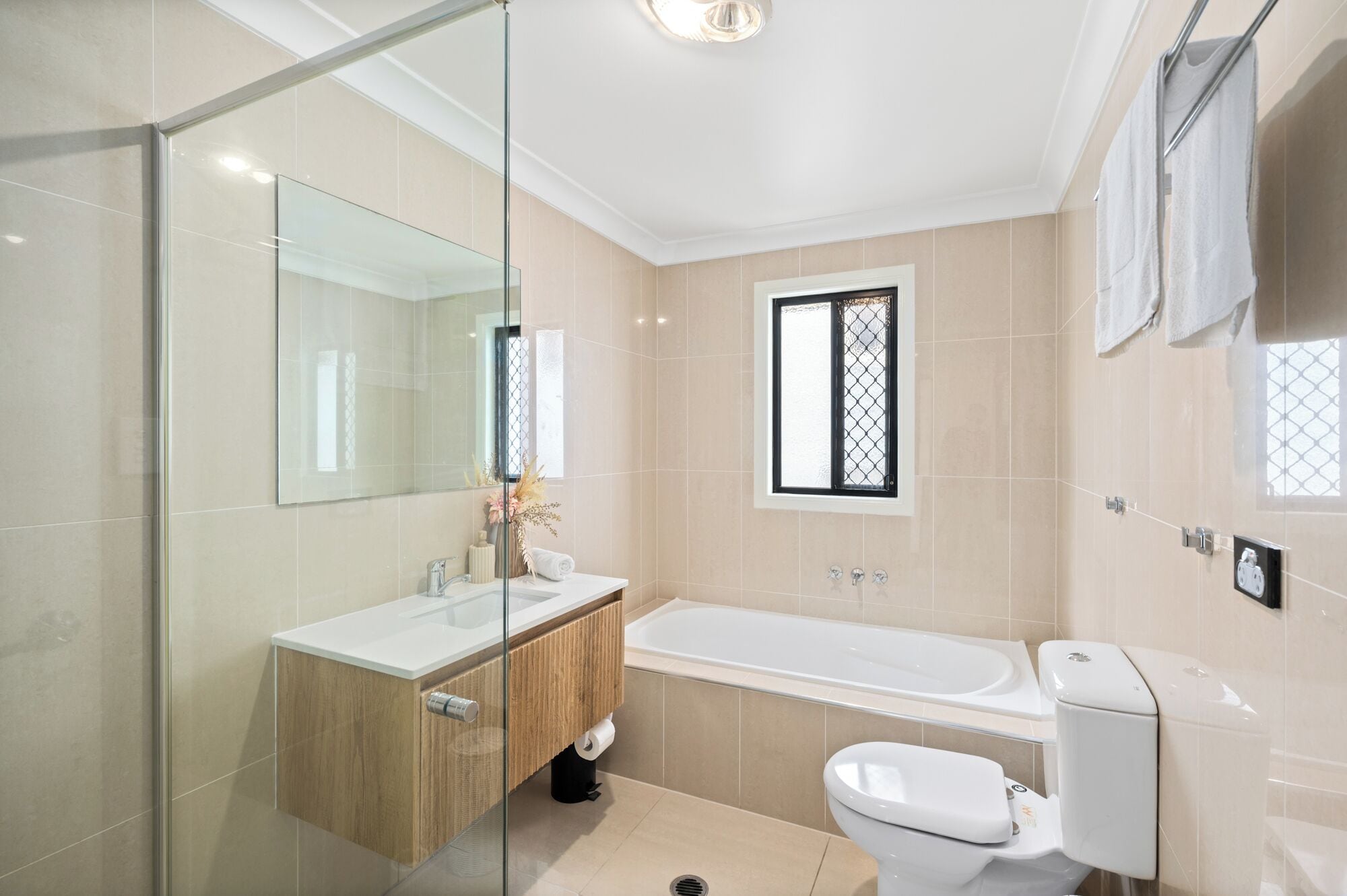 Superior Apartment, 1 Queen Bed, Non Smoking, Kitchenette | Bathroom