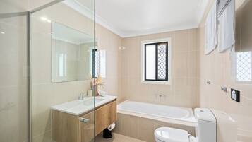 Superior Apartment, 1 Queen Bed, Non Smoking, Kitchenette | Bathroom