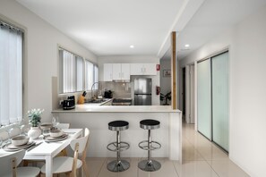 Frigorífico, microondas, placa de cocina y utensilios de cocina