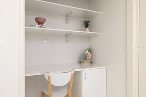 2 室のベッドルーム、デスク、ノートパソコン用作業スペース、アイロン / アイロン台