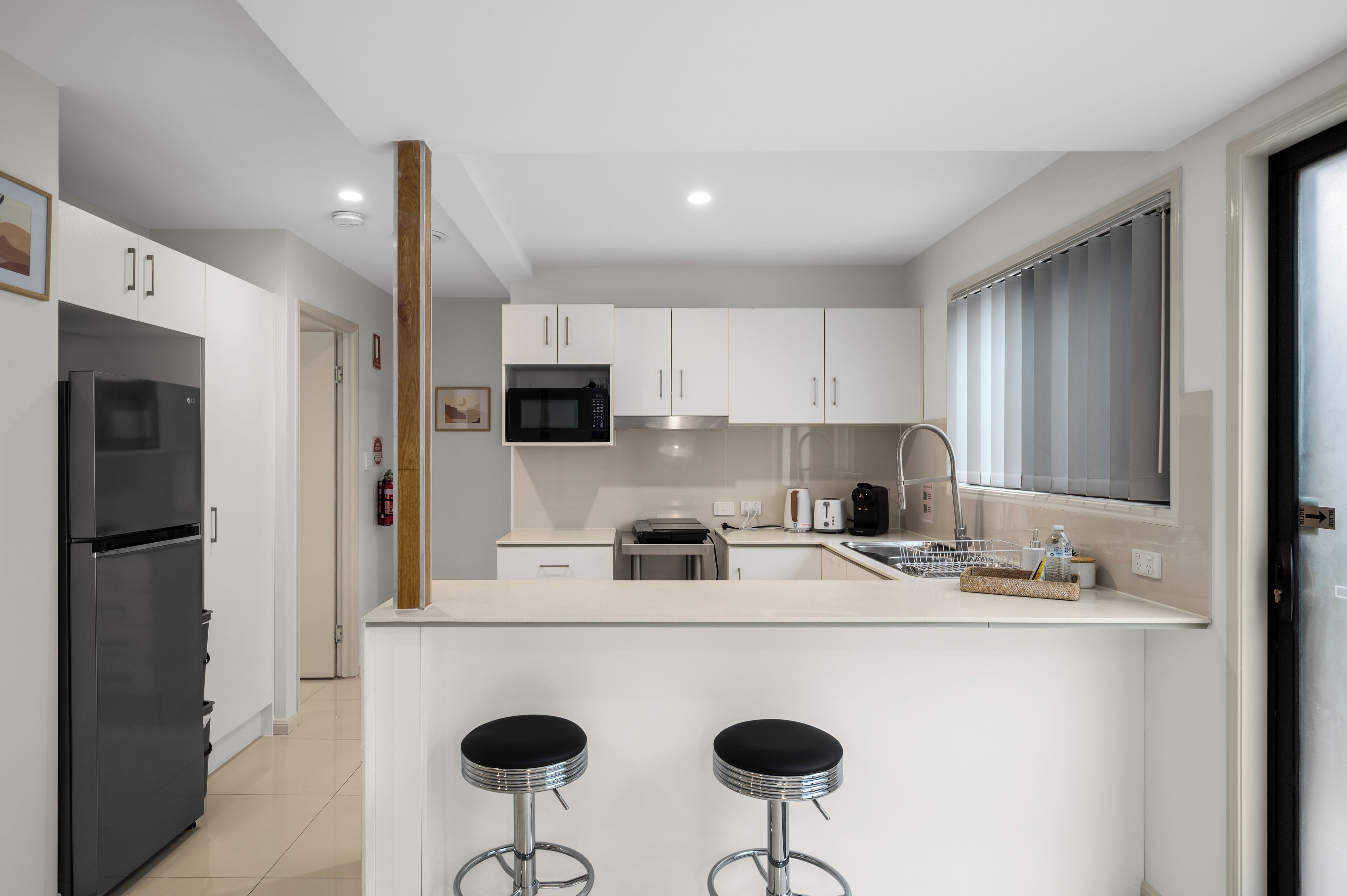 Réfrigérateur, micro-ondes, plaque de cuisson