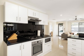 Frigorífico, microondas, placa de cocina y utensilios de cocina