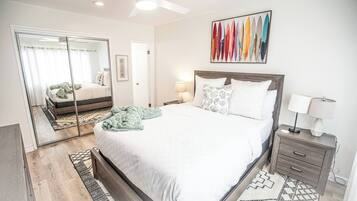 1 makuuhuone, tallelokero huoneessa, työpöytä, silitysrauta/-lauta