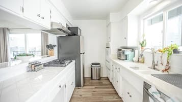 Jääkaappi, mikroaaltouuni, uuni, liesi