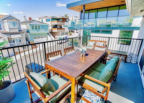 Charming 1-bedroom beach house in downtown Manhattan Beach steps from the sand
