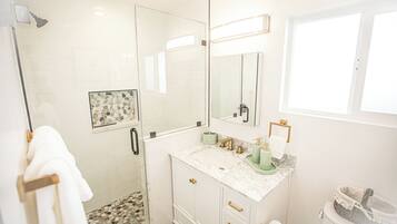 Suihku, hiustenkuivaaja, pyyhkeet, saippua