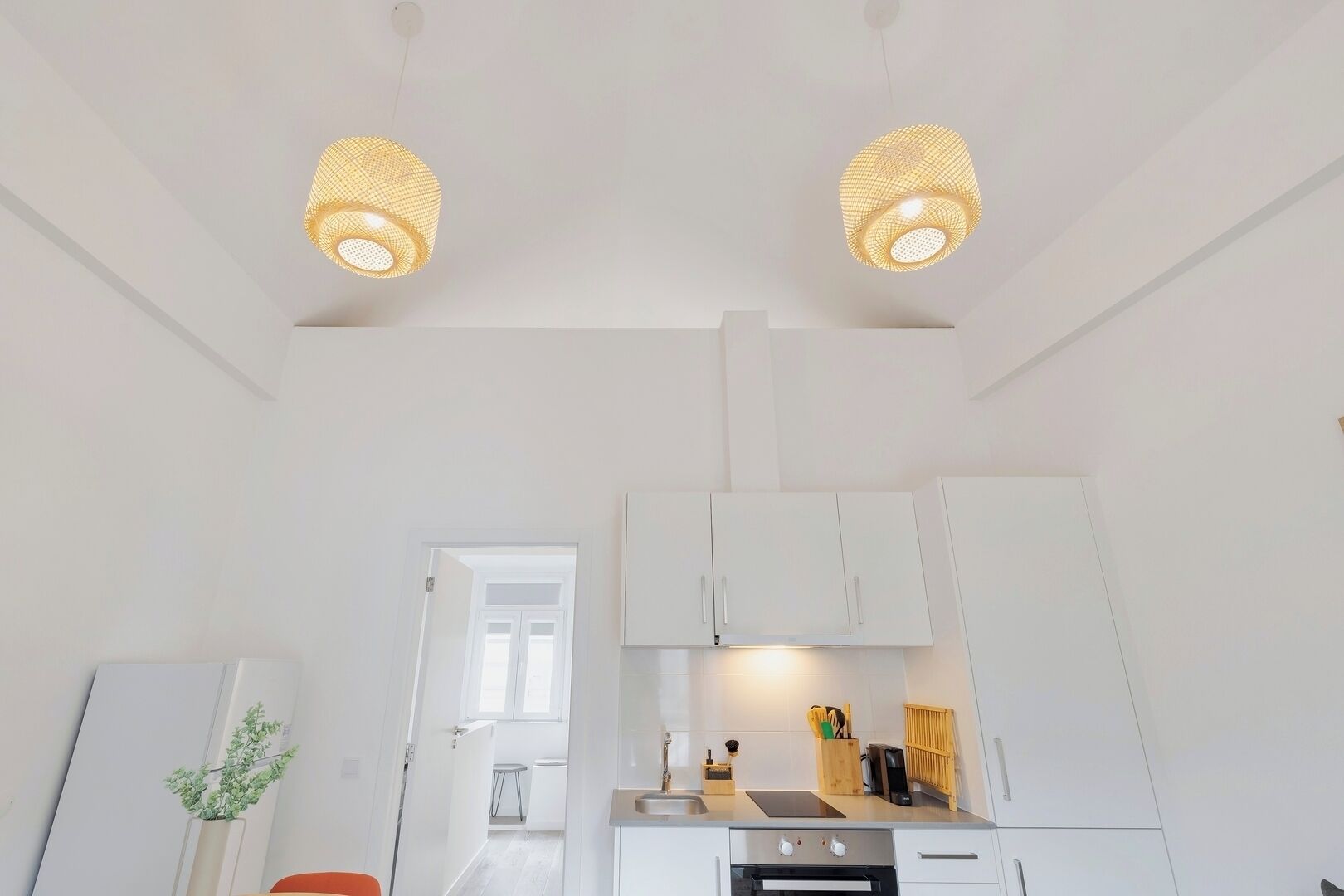 Kühlschrank, Ofen, Herdplatte, Wasserkocher mit Kaffee-/Teezubehör