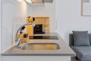 Refrigerador, horno, parrilla de estufa y cafetera y tetera
