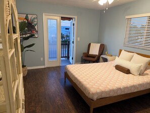 2 bedrooms, desk, WiFi, bed sheets